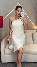 Vestido Clara – A Sofisticação do Minimalismo com um Toque de Charme!